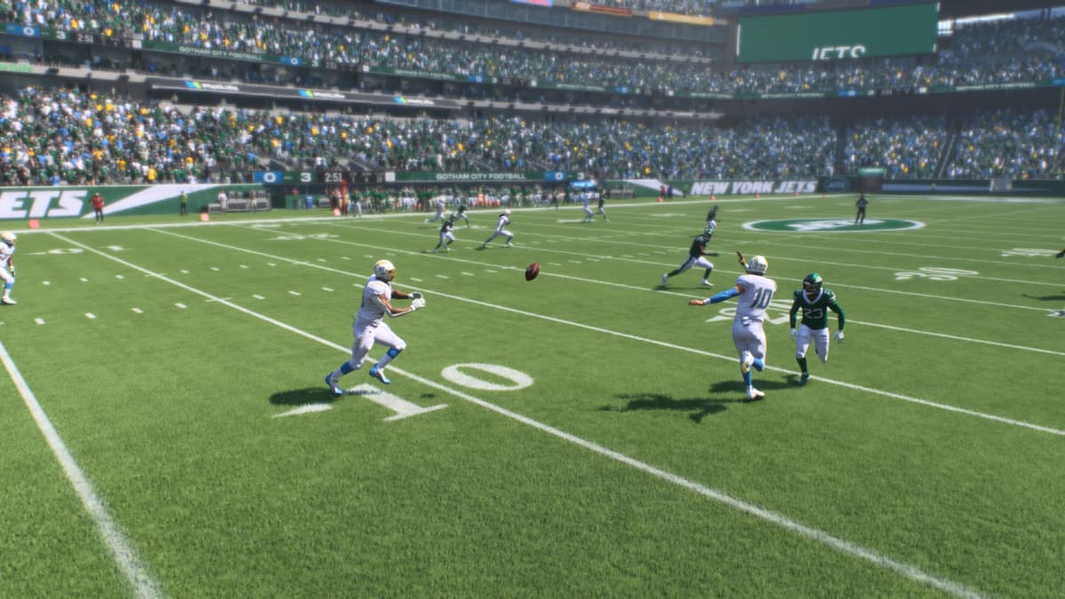 How to lateral pitch in Madden 25